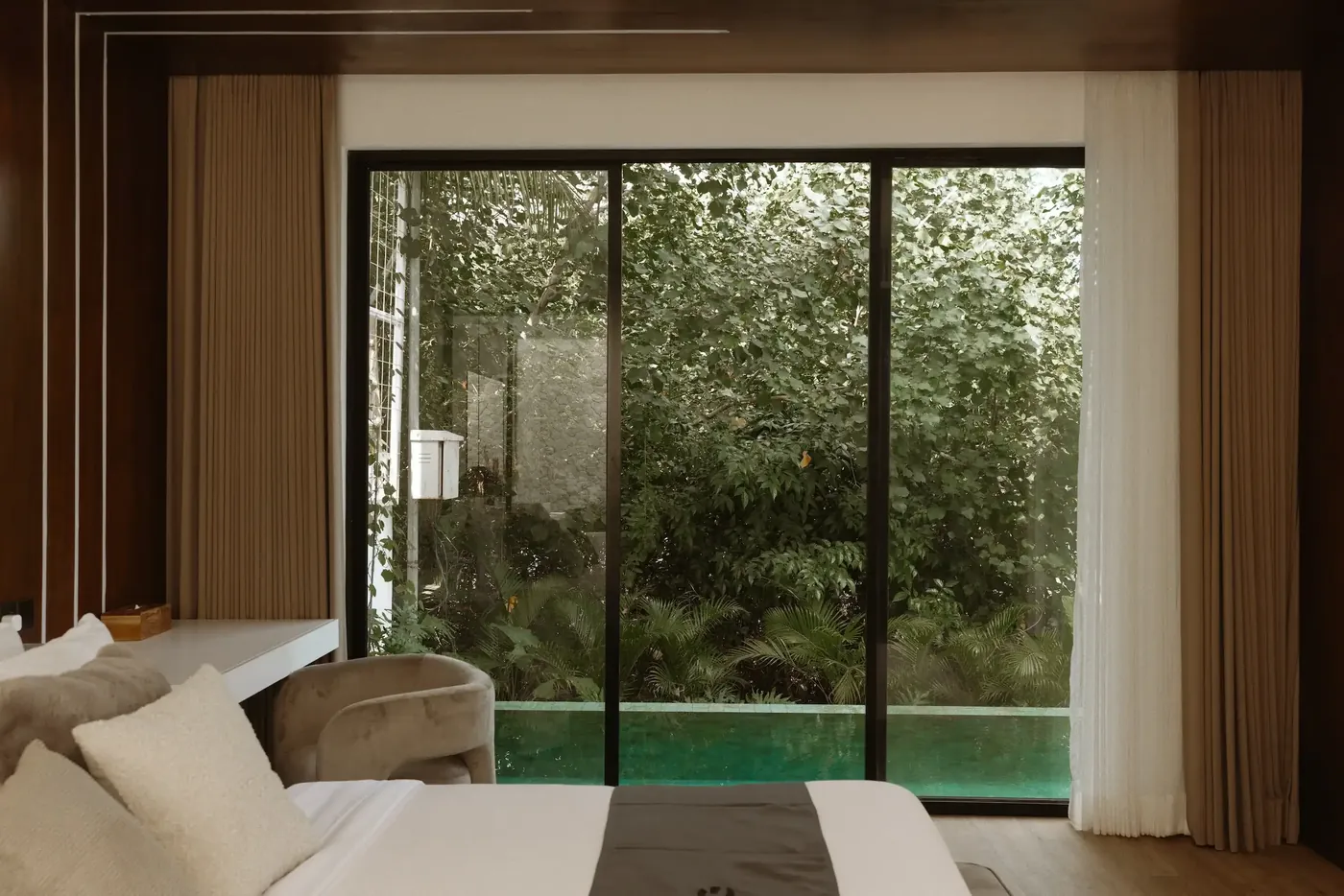 Гостиная River Villa с выходом к бассейну